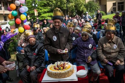 Yu Chenxin junto al pastel de celebración. Chenxin, con 103 años, es la persona más anciana del centro de bienestar de Hangzhou.