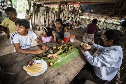 Comida tradicional awajún en casa de José Ayui Yampis, en la comunidad de Ciro Alegría, Condorcanqui.