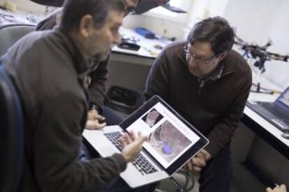 Lázaro Lagóstera (izda), profesor de Historia Antigua de la UCA y Luis Barberon (dcha), director del Servicio de Drones de la UCA, analizan los datos de una de las investigaciones.