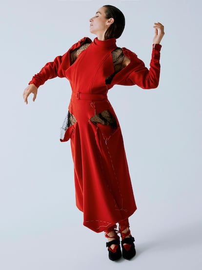 El nuevo disco de Zahara se publica el 30 de abril. Aquí lleva vestido rojo de corte desestructurado, calcetines ajustables de seda y zapatos Tango de terciopelo, todo de Maison Margiela.