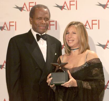 Poitier y Barbra Streisand, en un acto en Beverly Hills, en 2001.