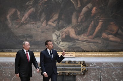 El presidente de Francia Emmanuel Macron y su homólogo de Rusia, Vladimir Putin, hablan antes de una rueda de prensa conjunta, tras una reunión de trabajo en el Palacio de Versalles en mayo de 2017.