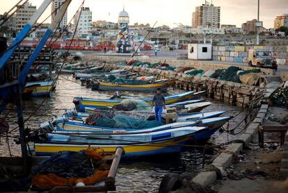 Hisham Baker, presidente de los pescadores de Gaza, dice que las restricciones de Israel y los chantajes han crecido en gran escala y suponen un peligro para la profesión. “Muchos pescadores lo han dejado y tenemos miedo de todos los que seguirán”. Un pescador palestino se mantiene sobre un bote en el puerto de Gaza.