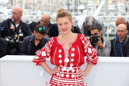 Melanie Thierry posa para los fotógrafos en el fotocall de la película 'La Danseuse' ('E bailarín') en el 69 Festival Internacional de cine de Cannes.