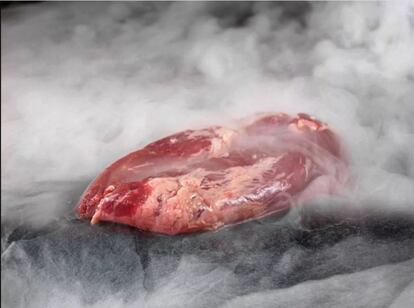 Joselito lanza su carne de montanera, procedente de la estación de bellota que va de los meses de enero a marzo, ultracongelada a -80 °C, bajo el nombre de Intacto. Es una manera de mantener intacta al menos durante 24 meses la calidad, sabor, textura y olor de la carne de temporada con todas sus propiedades nutritivas y saludables. La selección de carne intacta de temporada está compuesta por una pieza de presa, dos de pluma, otras tantas de lomo, de secreto (en la imagen) y de solomillo. Precio: 95 euros.