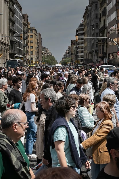 Una multitud de gente en el Paseo de Gracia en Barcelona el 23 de abril de 2023. 
