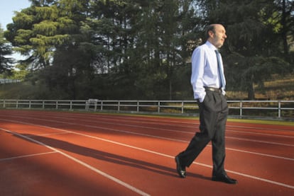 El vicepresidente del Gobierno y ministro del Interior, Alfredo Pérez Rubalcaba, en una pista del Instituto Nacional de Educación Física en Madrid.