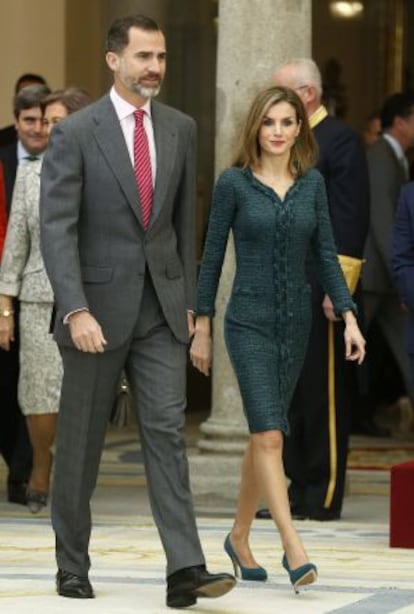 Los Reyes a su entrada al acto de entrega de los Premios Nacionales del Deporte 2013, celebrado hoy en el Palacio de El Pardo en Madrid.