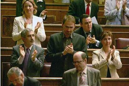 Los diputados de IU-ICV aplauden la aprobación de su proposición de ley.