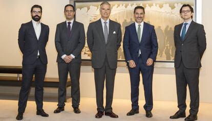 Desde la izquierda, Joaquín Blanco, economista del Servicio de Estudios de IEE; Félix Lores, economista de BBVA Research; Andrés Pan de Soraluce, director general de la división inmobiliaria de Acciona; Juan Antonio Gómez-Pintado, presidente de Asprima, y Rafael Gil, responsable de estudios de mercado de Tinsa.