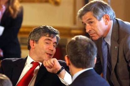 Gordon Brown (izquierda) charla con Paul Wolfowitz ayer durante la cumbre del G-8.