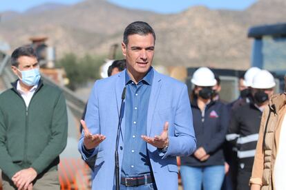 El presidente del Gobierno, Pedro Sánchez, durante su intervención después de realizar la visita a la planta geotérmica de Cardial Recursos Alternativos S.L. este lunes en Campo de Níjar, Almería.