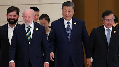 El presidente chino, Xi Jinping (centro), con el de Brasil, Luiz Inacio Lula da Silva (segundo por la izquierda), el de Chile, Gabriel Boric (izquierda) y el de Colombia, Gustavo Petro, instantes antes de la ceremonia de apertura de la reunión ministerial del Foro China-Celac en Pekín este martes.
