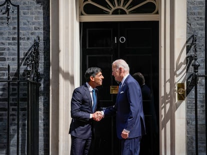 Rishi Sunak y Joe Biden, este lunes en la puerta del número 10 de Downing Street.