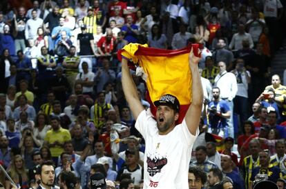 Felipe Reyes con una bandera española.