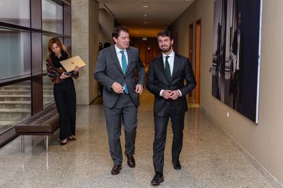 El presidente de la Junta, Alfonso Fernández Mañueco, conversa con el vicepresidente, Juan García Gallardo, en las Cortes de Castilla y León, en Valladolid.