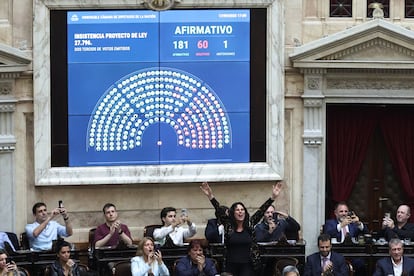 Legisladores reaccionan ante los resultados para la ley de aumento a la financiación de los hospitales pediátricos este miércoles.