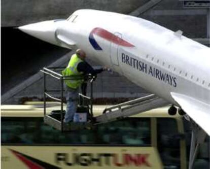 Un operario revisa un aparato de la compañía British Airways