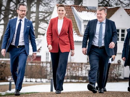 Mette Frederiksen, primera ministra en funciones de Dinamarca y líder socialdemócrata, junto al liberal Jakob Ellemann-Jensen y el moderado Lars Lokke Rasmussen.