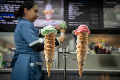 Barquillo de pistache y fresa de la Heladería Chiandoni, en Ciudad de México.