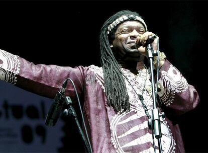 El saxofonista nigeriano Bukky Leo, durante su actuación en el festival Actual 2009.