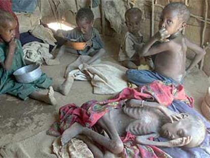 Niños famélicos esperan ayuda en el campo de Danan (Etiopía), en una imagen de 2000.