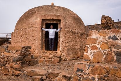 Hamilton Jair Fernandes, presidente del Instituto de Patrimonio Cultural, posa en el Fuerte Real de San Felipe. El organismo que representa se ha sumado al Pacto de los Alcaldes para el África Subsahariana, un proyecto cofinanciado por la Cooperación Española y que, entre otros objetivos, pone el énfasis en la eficiencia energética.