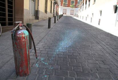 El viejo extintor de agua, tras ser usado por Neko. Los restos de pintura verde siguen goteando tras el disparo.