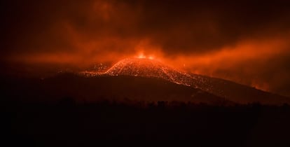 Vista del volcán de Cumbre Vieja, en La Palma, en plena erupción en la noche del 23 de septiembre.