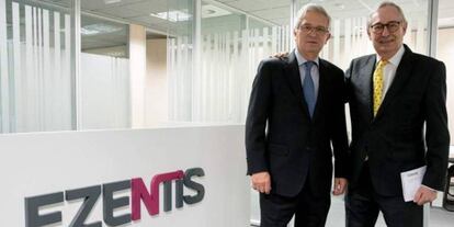 Guillermo Fernández-Vidal, presidente de Ezentis, y Luis Solana, su antecesor.