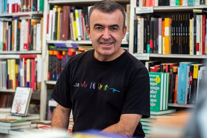 Silva, tras la entrevista en la librería Rafael Alberti.