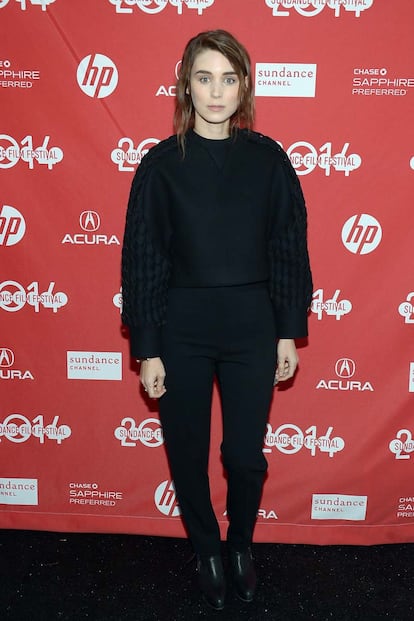 De lo más informal hemos visto esta semana a Rooney Mara. La actriz continúa apostando por Balenciaga para pisar la alfombra roja. Esta vez con un sencillo conjunto: sudadera y pantalones, todo en color negro.