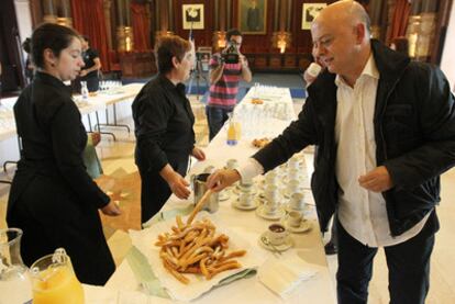 Odón Elorza, en el inicio de la tradicional chocolatada que ofreció ayer durante la Semana Grande donostiarra.