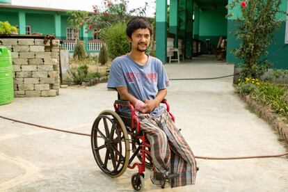 Manoc Gharti Magar, de 27 años mendigaba en la calle hasta que le trajeron a Lalgadh, donde vive desde hace años. Nacido en una región cercana al Everest, nunca habría podido sobrevivir de no ser por la atención y cuidados recibidos en el hospital de los leprosos.
