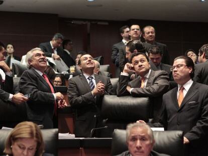 Senadores mexicanos observando las votaciones.