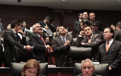 Senadores mexicanos observando las votaciones.