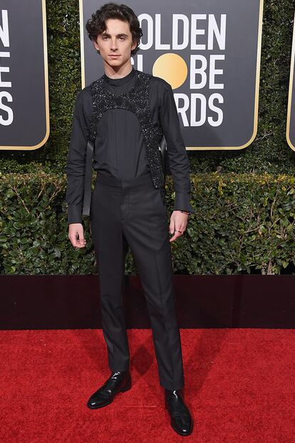 Timothée Chalamet, nominado como mejor actor de reparto por Beautiful Boy, eligió un conjunto de camisa y pantalón negros, completado con un chaleco de de brillos de Louis Vuitton.