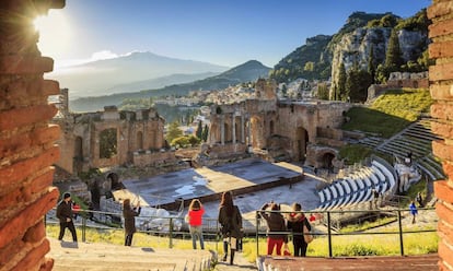 El teatro griego de Taormina, con el perfil del Etna, el gran volcán de Sicilia, al fondo.