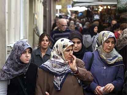 Varias mujeres musulmanas pasean por la llamada Pequeña Estambul, en el distrito berlinés de Kreuzberg.