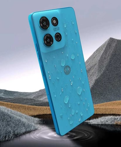 Nuevo teléfono Moto G75 5G de color azul y mojado