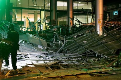 Estado en que ha quedado una de las entradas al centro comercial Arena tras el desprendimiento del falso techo.