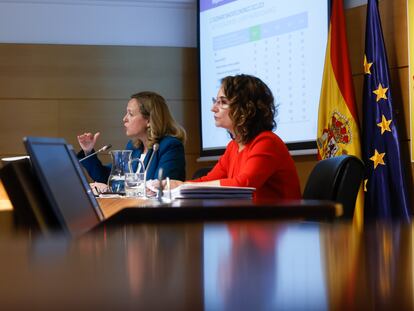 La ministra de Hacienda y Función Pública, María Jesús Montero (a la derecha), y la vicepresidenta primera y ministra de Asuntos Económicos, Nadia Calviño, durante la presentación del escenario macroeconómico 2022-2025, este viernes.