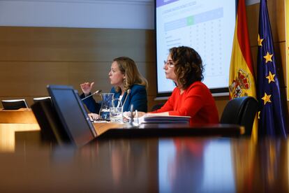 La ministra de Hacienda y Función Pública, María Jesús Montero (a la derecha), y la vicepresidenta primera y ministra de Asuntos Económicos, Nadia Calviño, durante la presentación del escenario macroeconómico 2022-2025, este viernes.