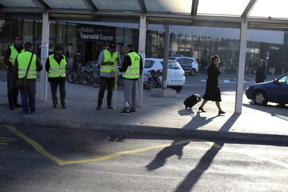 Inici de la vaga de taxistes a l'estació de Sants a Barcelona.