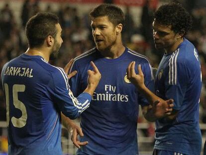 Carvajal y Pepe (derecha) ajustan posiciones con Xabi Alonso.