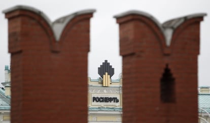 La sede de la petrolera estatal, detrás del muro del Kremlin (en primer plano)