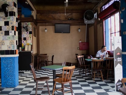 Danilo Pereira, el único cliente de un restaurante en el barrio de Vila Madalena, en la zona oeste de São Paulo.