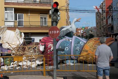 En la imagen, la falla 'El Charco', en la población valenciana de Catarroja, destrozada tras el paso de la tormenta.