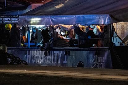 Migrantes, en la cubierta del barco de rescate 'Humanity 1', este domingo en el puerto siciliano de Catania (Italia).