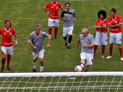 Lula cobra pênalti em jogo ao lado de Chico Buarque, no campo do MST.